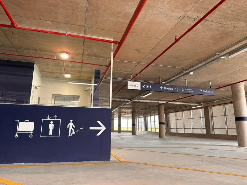 Señalética del nuevo Indoor Parking del Aeropuerto de Carrasco.
